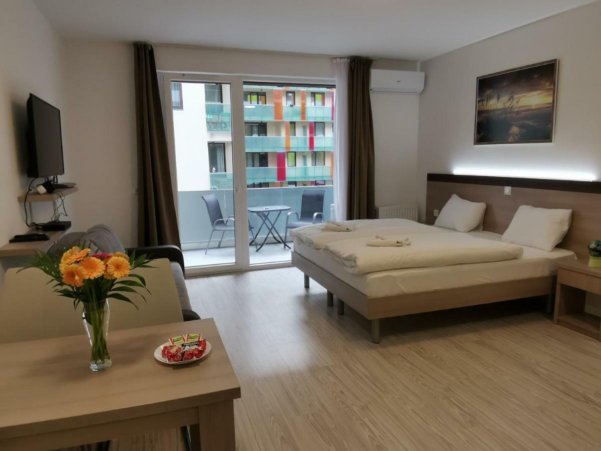 Corvin Holiday Apartments Hotel Budapeste Exterior foto