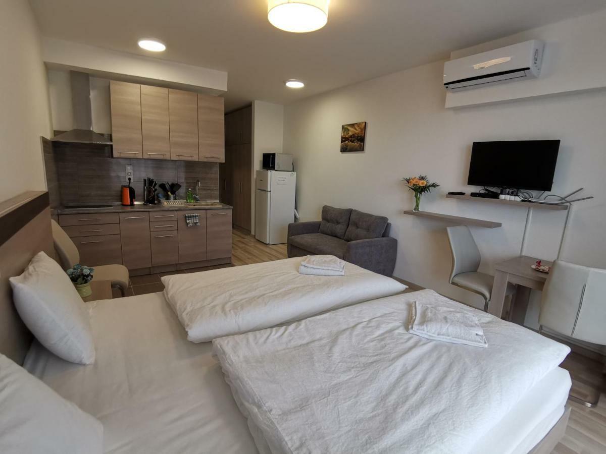Corvin Holiday Apartments Hotel Budapeste Exterior foto